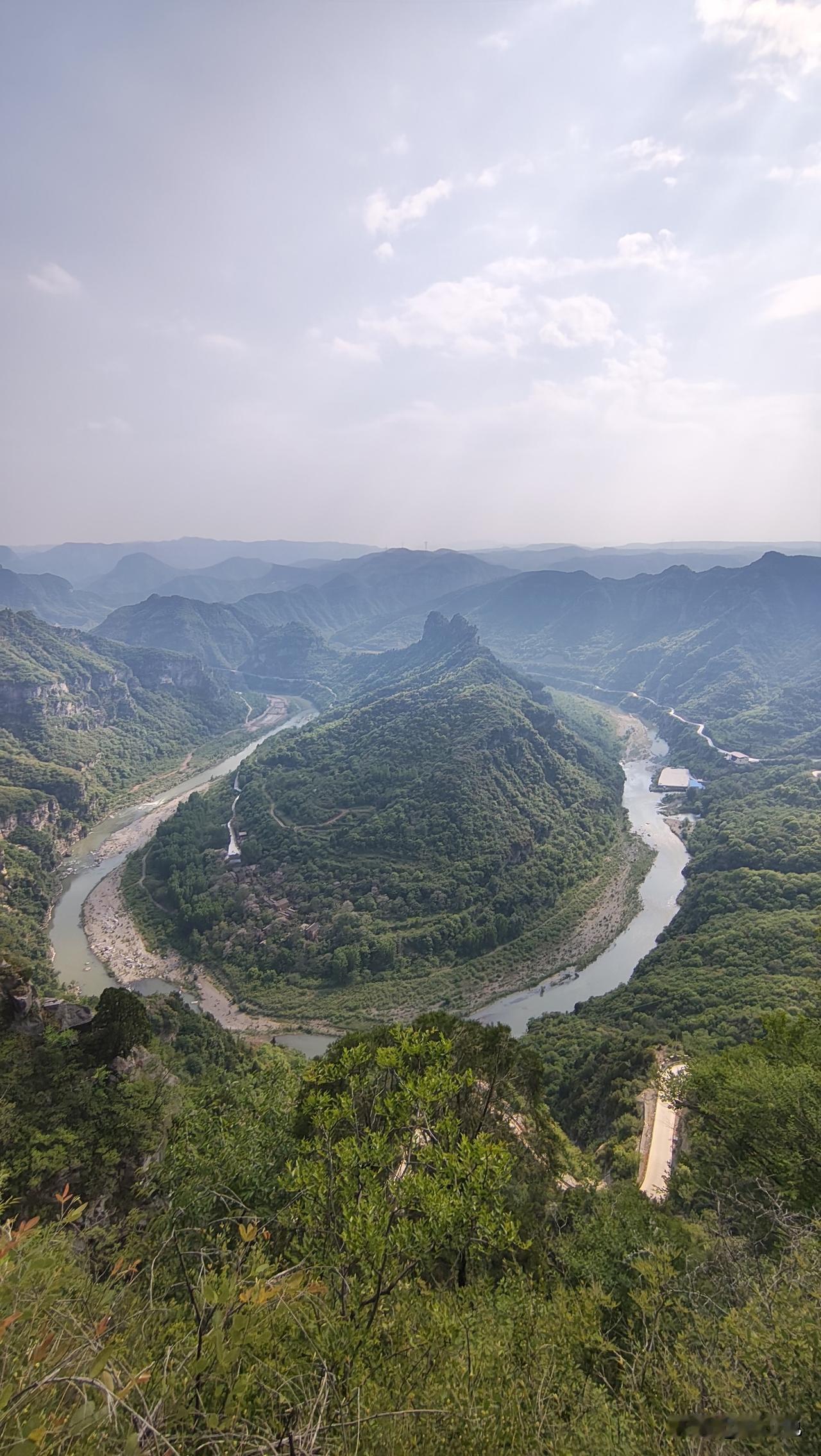 今天下午驱车到了山西晋城市泽州沁河第一湾。沁河第一湾坐落泽州土岭村，太行山间沁河