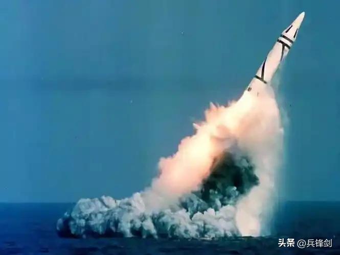 它依托战略核潜艇潜伏于深海，凭借极致的水下隐蔽性，几乎不可能被敌方首轮核打击完全