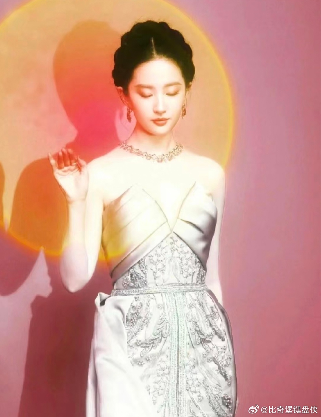 谁看了刘亦菲成都活动状态不得说一句绝，姐姐是公主也是女王，茜茜生日当天也是事业批