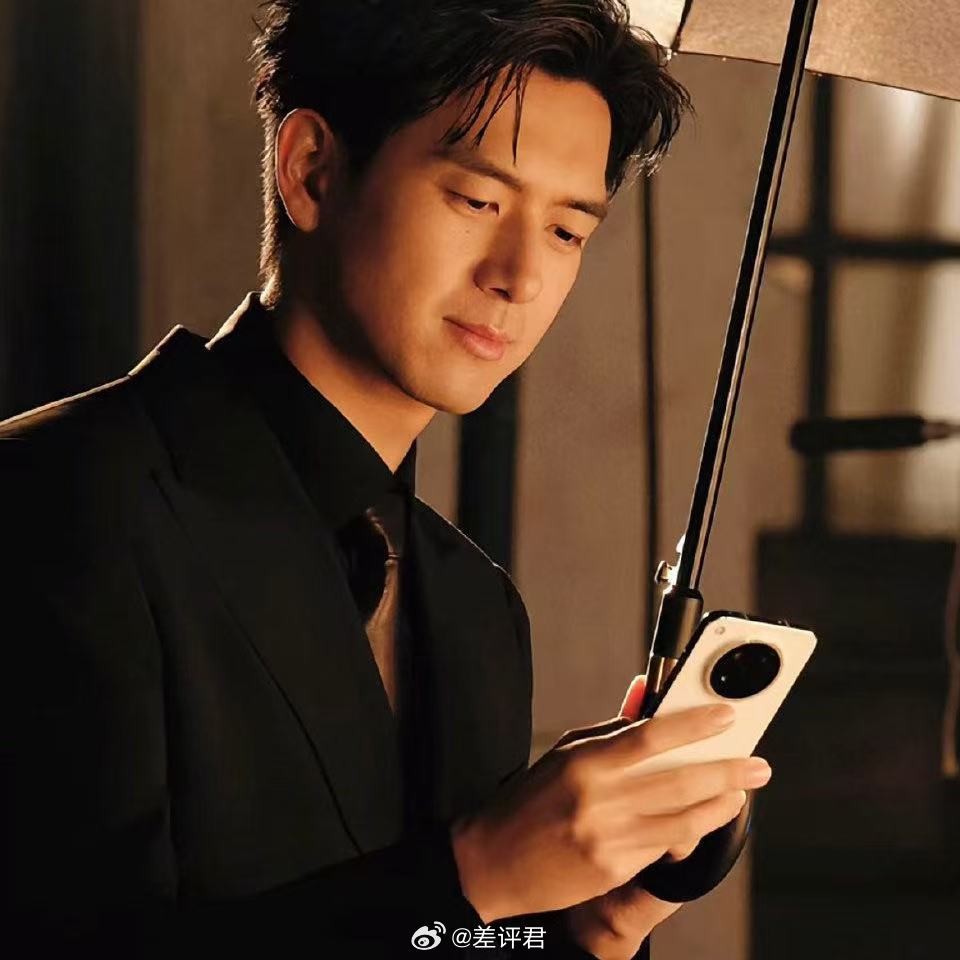 #差评说数码# 李现手里这个应该是 OPPO Find X8s，乍一看以为 vi