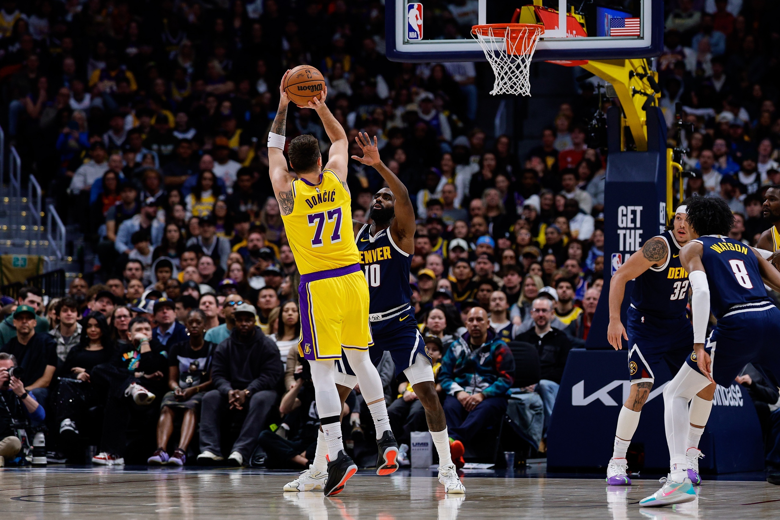 据湖人队消息：卢卡·东契奇今晚在丹佛拿下38分、13篮板和10助攻的三双数据。这