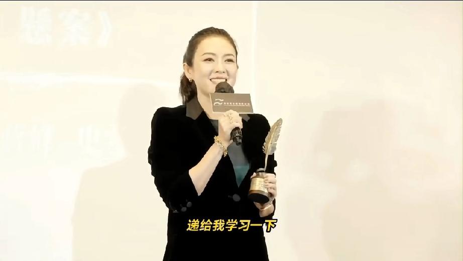 章子怡说“有剧本请找我，缺钱我给你投”。章子怡最近获香港电影编剧家协会年度角色大