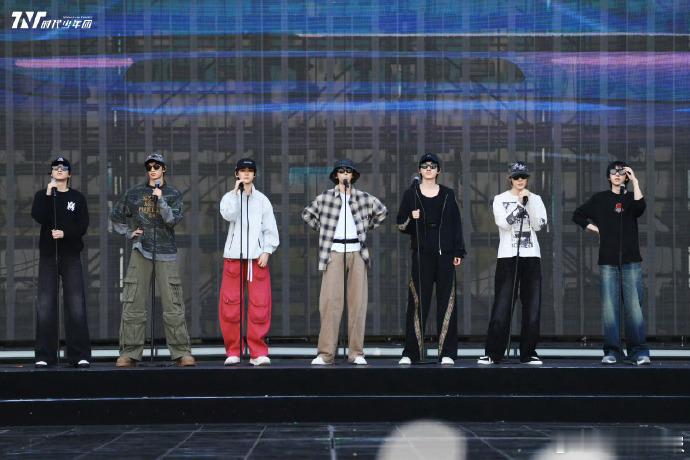 时代少年团新音彩排花絮照宋亚轩新音彩排时刻宋亚轩在彩排舞台上的身影超亮眼，清爽穿