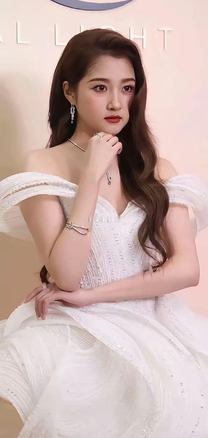 关晓彤面中带痣长相亮眼，却总被评价缺少女人味？ 