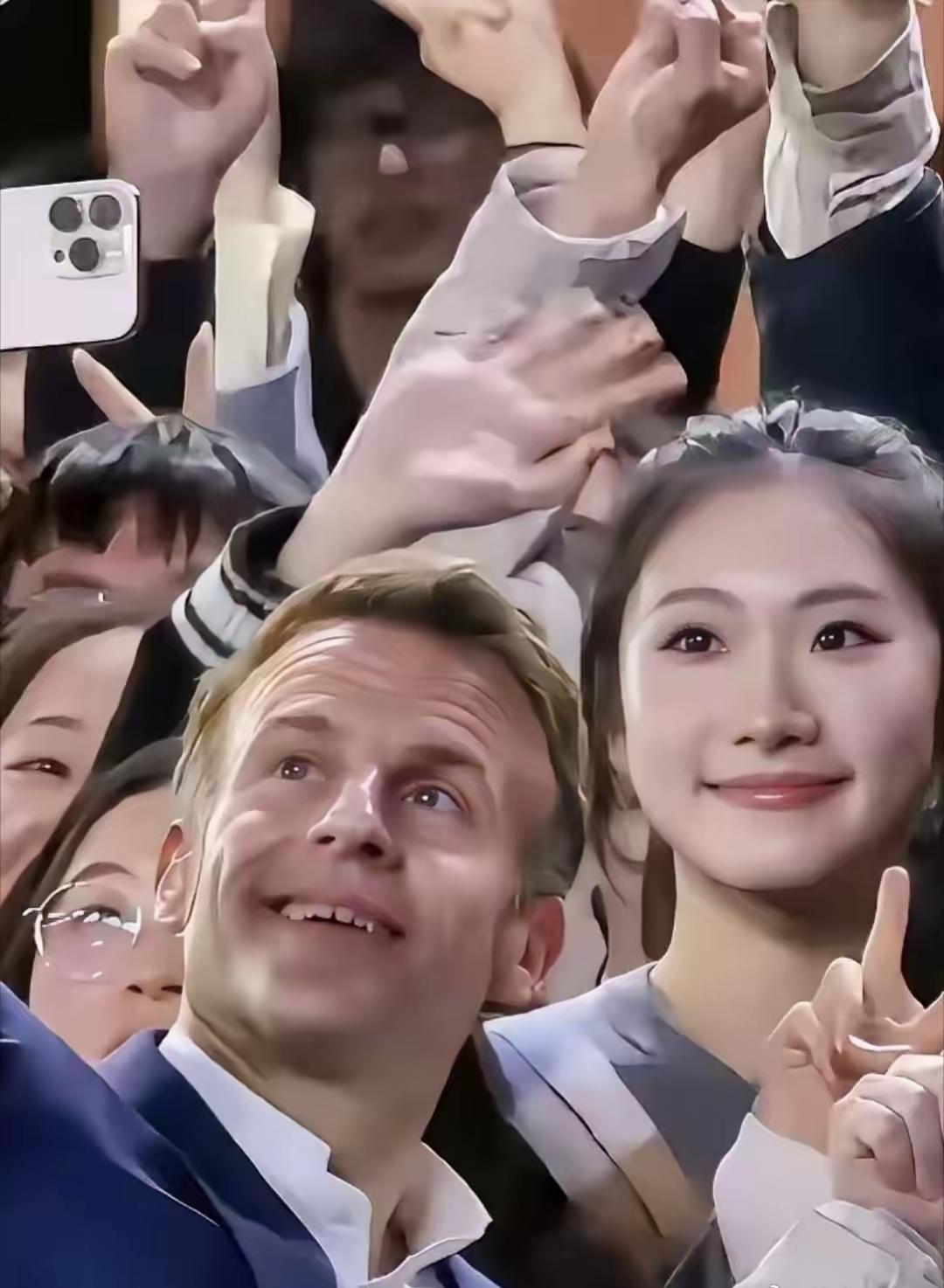 马克龙和一位四川大学的女生合影，确实漂亮，也很端庄，透着盈盈帅气、不卑不亢，眼神