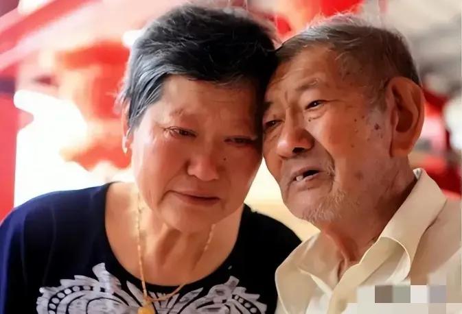 2012年，102岁台湾老兵，耗时66年，终于找到亲生女儿。谁料，一见面，女儿伸