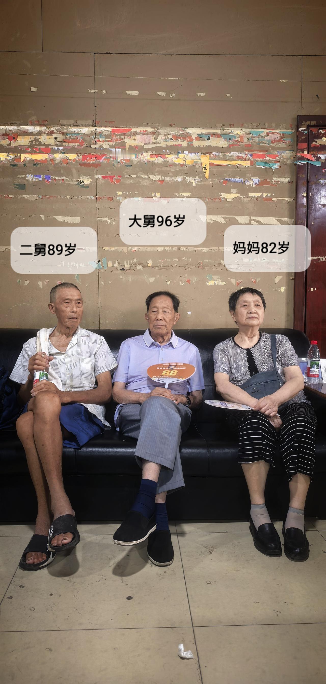 三位老人又相逢
    三姊妹又重逢，除有一些遗传耳背眼不明外，没有其他养身病和