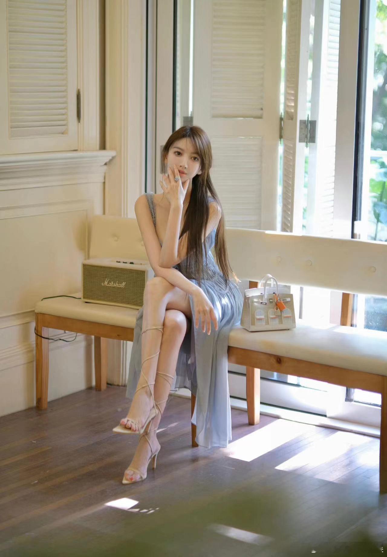 这世界就是一个巨大的菀菀类卿，黄晓明的新女友和Angelababy真的太像了 ​