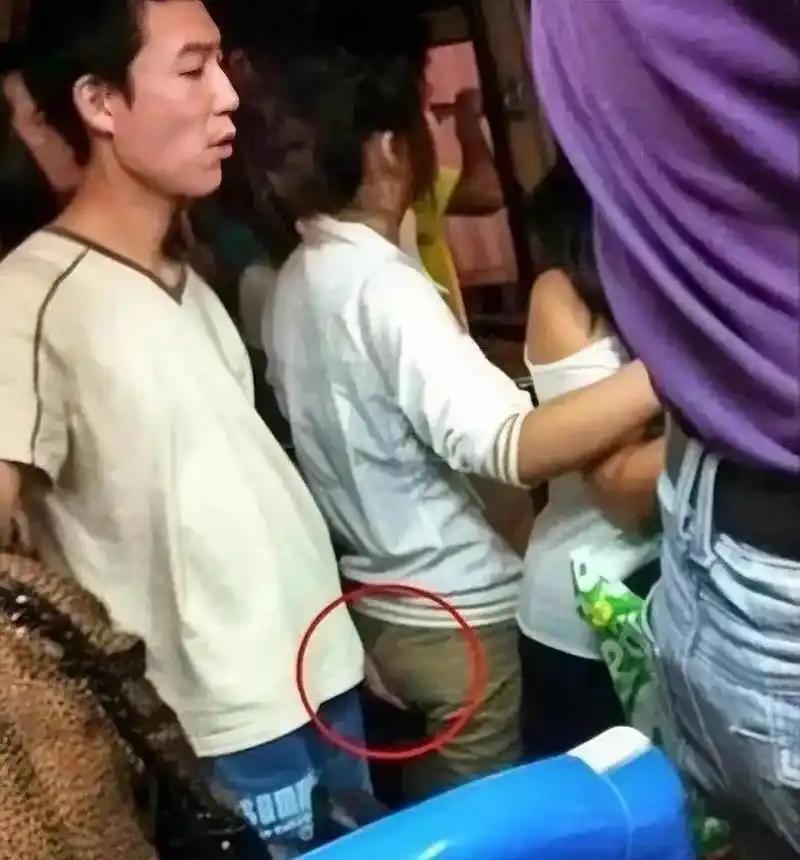 最近，天津一位公交司机火了，凭着一套教科书级别的操作，不仅圈粉无数，还登上了央视