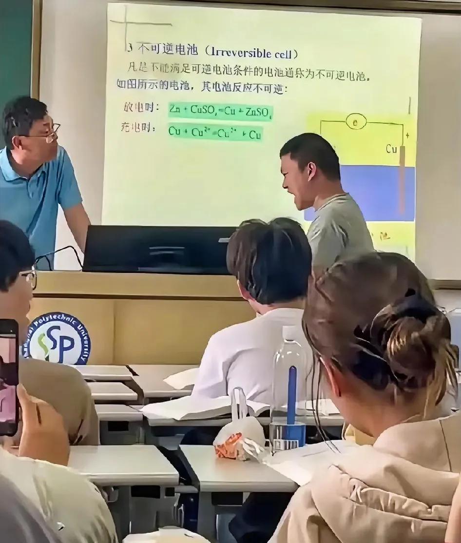 上海大四男生吃饭睡觉喊打喊杀没那么复杂，也没有可怕，大家不要放大矛盾了！大四男生
