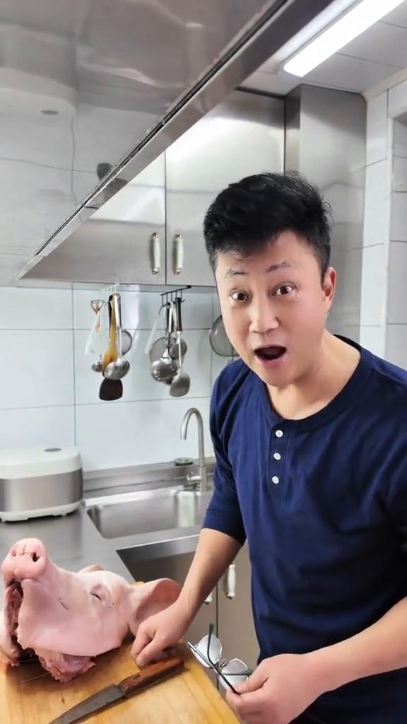 小时候过年的美食。
耿为华。
家人们，再过半个月就过年了，每年从这个时候开始在外