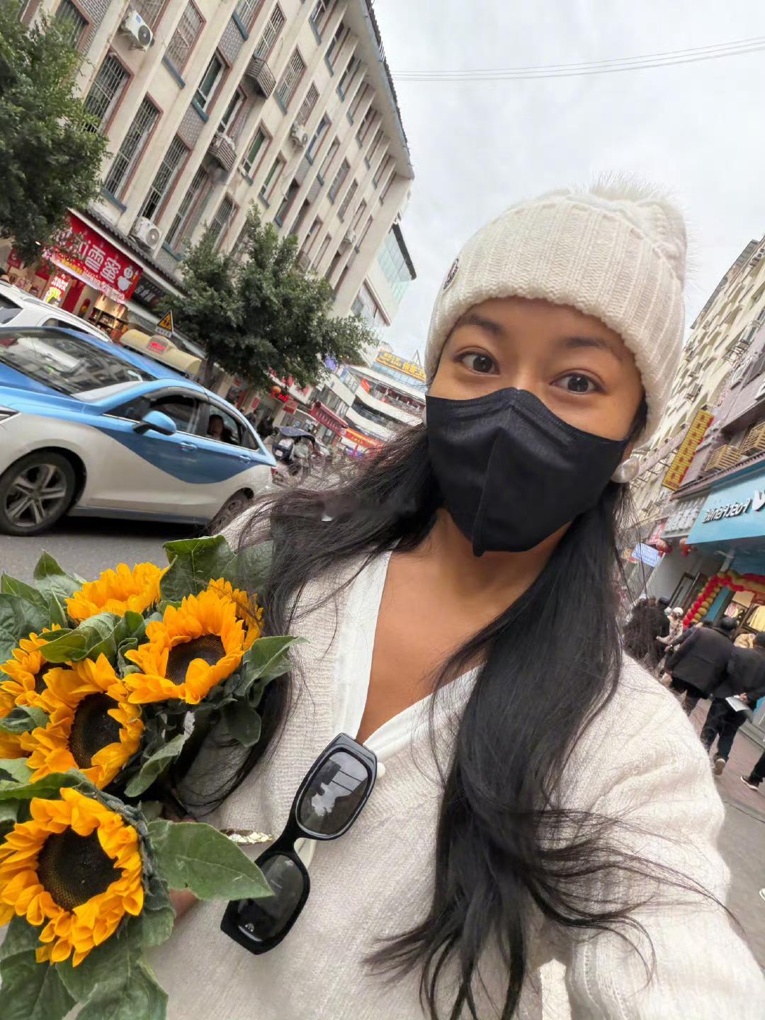 吉克隽逸舞台上被伴舞贴脸围拍 哇哦！吉克隽逸舞台遭遇伴舞贴脸围拍，这别样场景瞬间