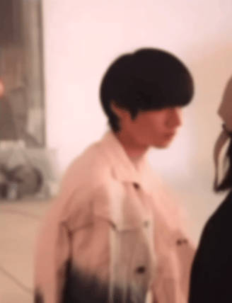 朱志鑫与四位嫂子合照秀恩爱 极致的反差感 