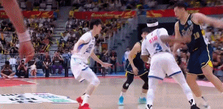 这个球严格来讲给2+1都算是帮了宁波队，正常应该吹违体犯规的。广东男篮vs宁波男