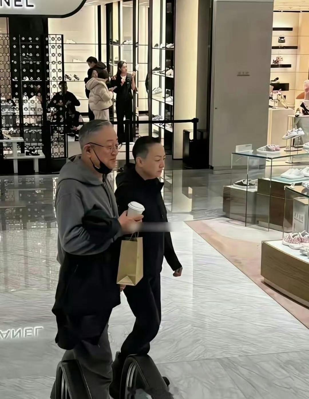 宋丹丹和富豪老公逛街，两人一个发型，有说有笑，感情真好
不过宋丹丹皮肤是真好，两