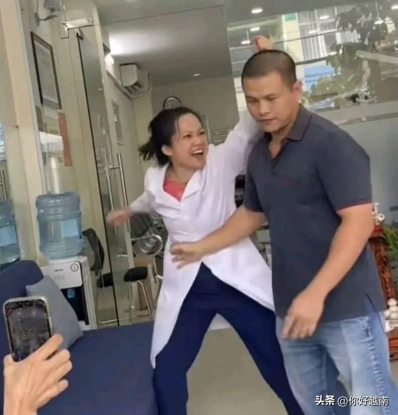 越南胡志明市牙科女医生殴打病人正式被刑拘。女医生辱骂