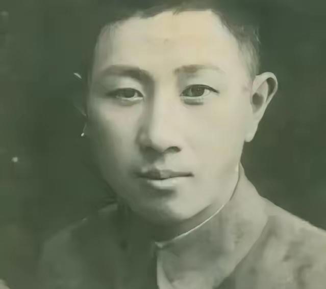 1936年，西安事变中，侍卫翁自勉舍命救蒋介石，导致右腿落下终身残疾，面对这位救