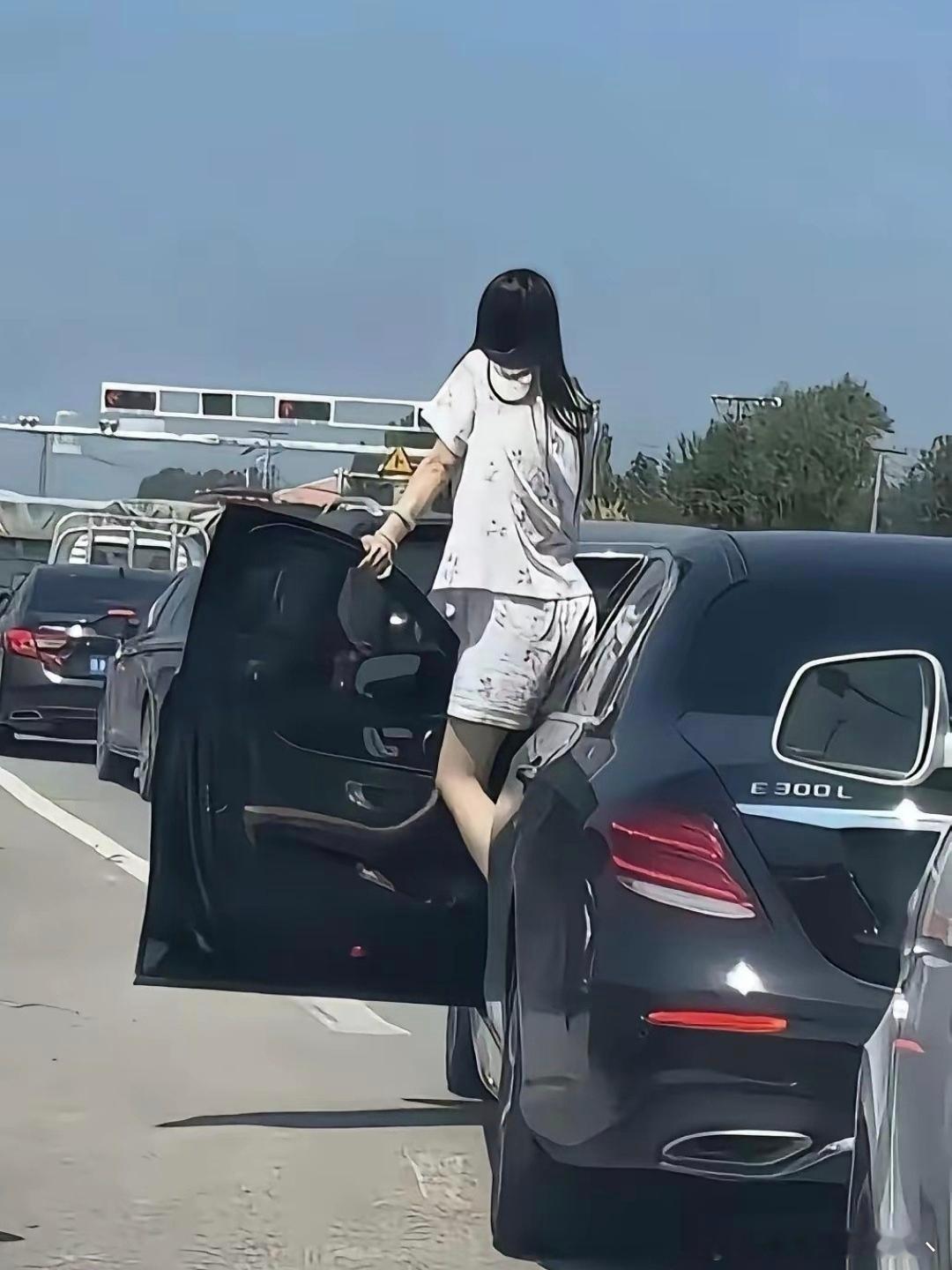 高速上堵车看到的，这姑娘挺虎啊！ 