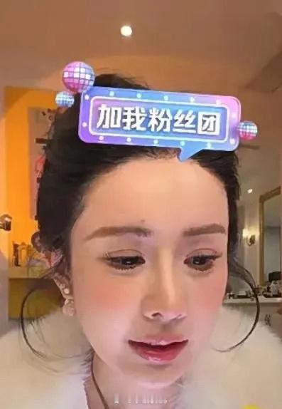 韦雪直播掉美颜 韦雪的反应，其实挺能说明问题。美颜，对很多直播来说，就像盔甲一样