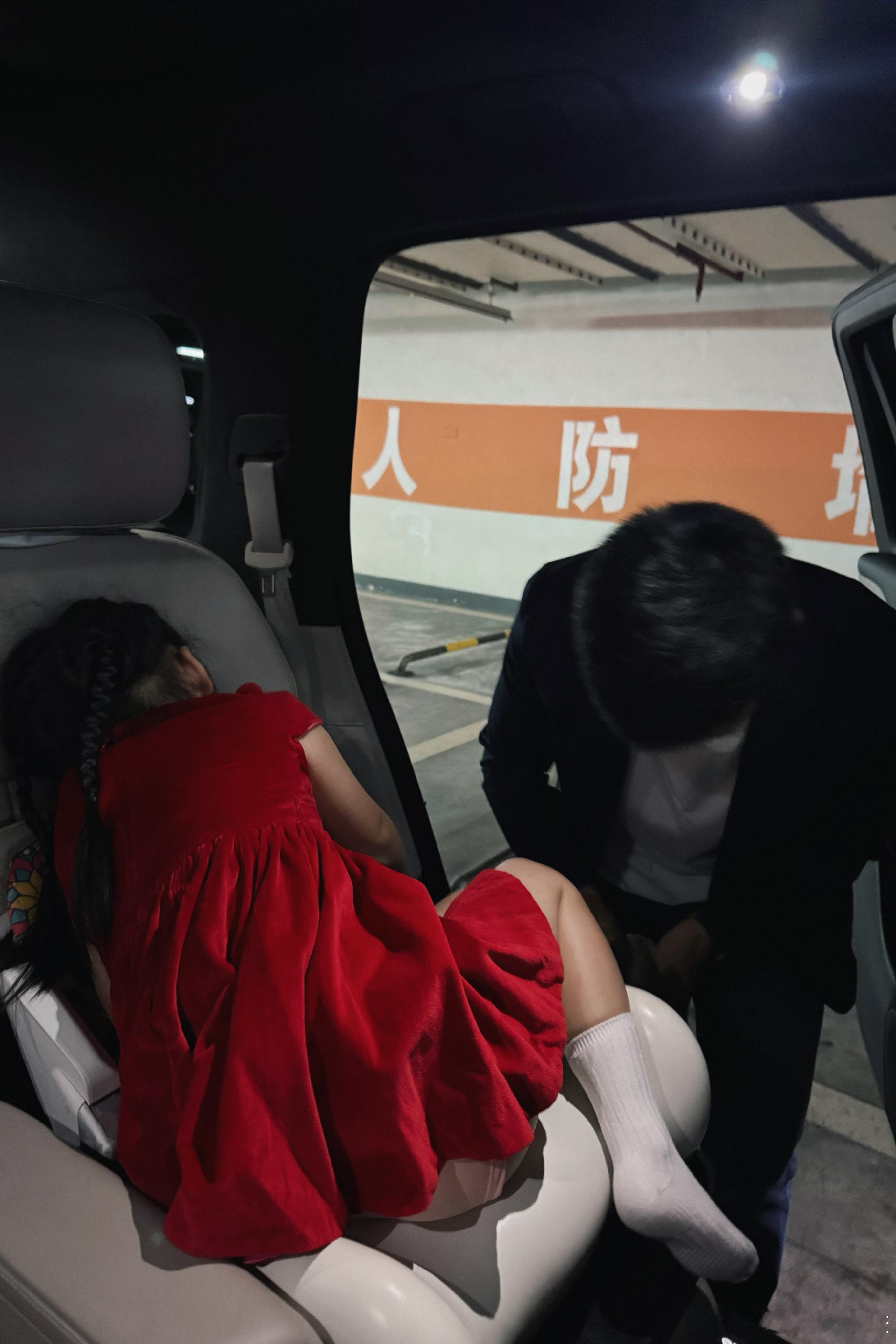大闺女打工去了🧱本人轻松时髦全白look和老伴儿喝咖啡去咯！☕️ ​​​