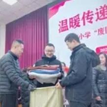 太懂事了！浙江小学生捡钱包主动归还，失主发现男孩穿着多年旧外套，得知情况后大爷的