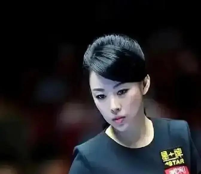 住着8亿豪宅的潘晓婷，正在疯狂“砸钱”做一件看似亏本的事：教孩子打台球。
 
她