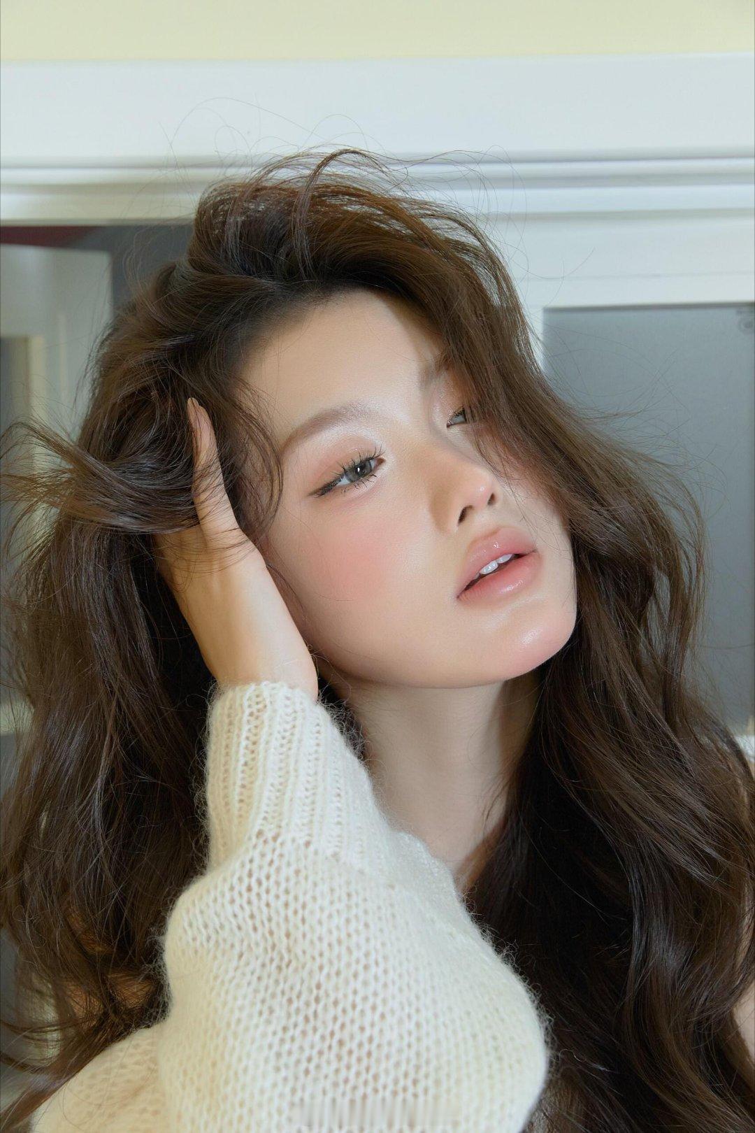 灯光调得软软的，蜷在地毯上摆弄小物件～ 素颜也发光的脸蛋，随手拨弄发梢的慵懒，每