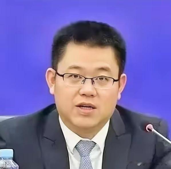 瞥见江西邱凌落马的通报，直接给我看麻了。
25岁镇长，27岁副县长，29岁赣州团