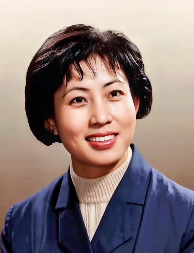 她这一生，太苦了。年轻时红遍全国，晚年却只剩一人。丈夫走了20多年，她一个人守着