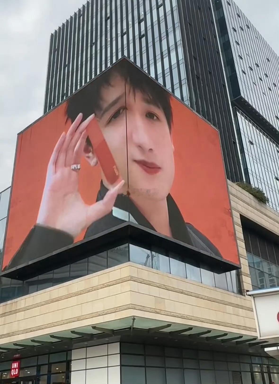 这个屏幕是为了惩罚敖子逸吗 敖子逸看了都会笑的程度，摄影师今晚鸡腿没了 