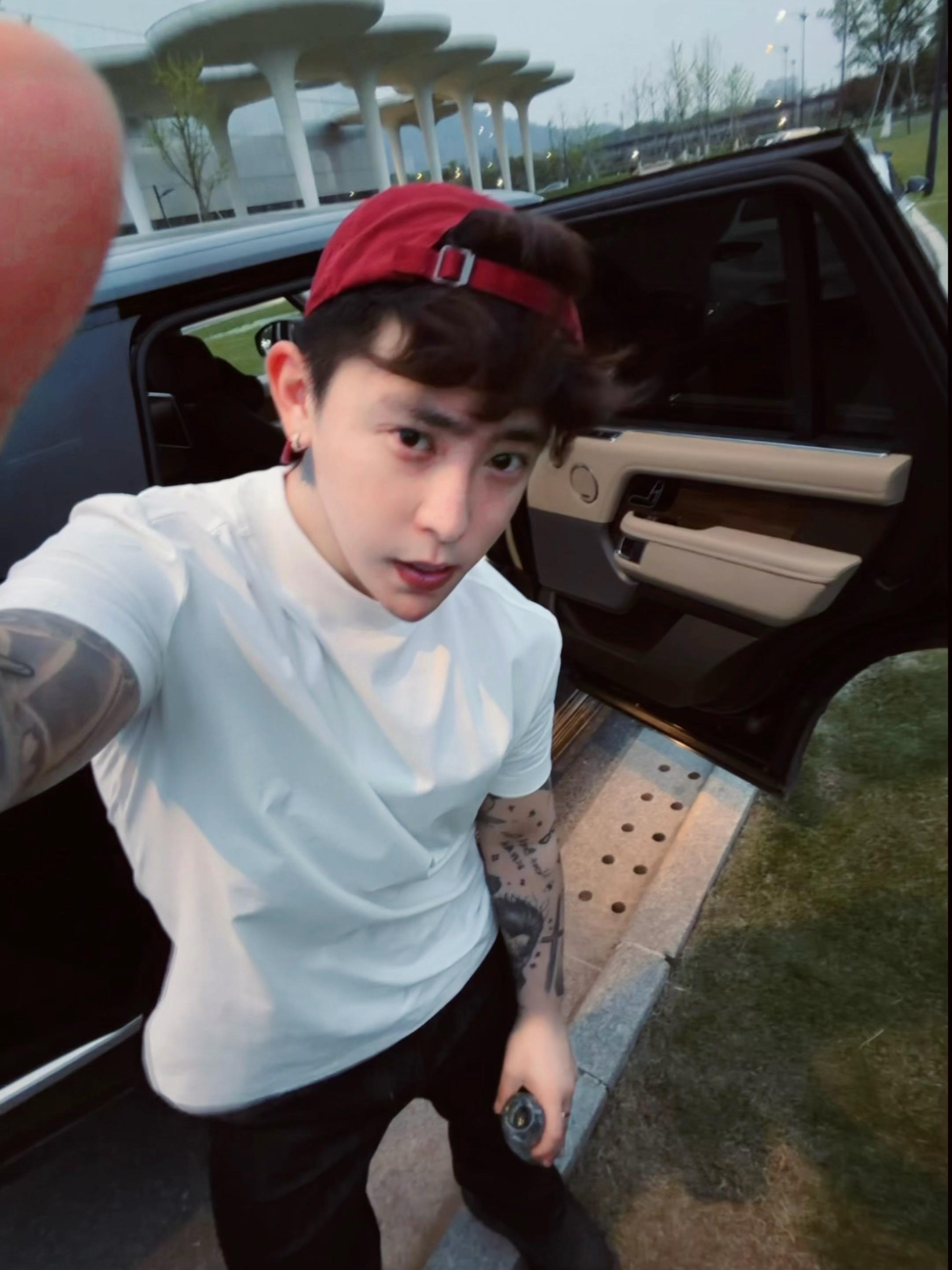 男人一天只干两件事儿！