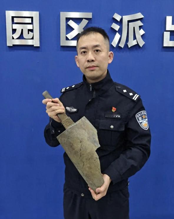 重大发现！

4月11日，浙江湖州一对靠收废品谋生的老夫妻，在河边捡破烂时，翻出