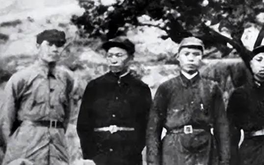 他与父亲相依为命，疑惑父亲为何不再婚。
父亲坚称只爱亡母一人。
成年后，闻父亲欲