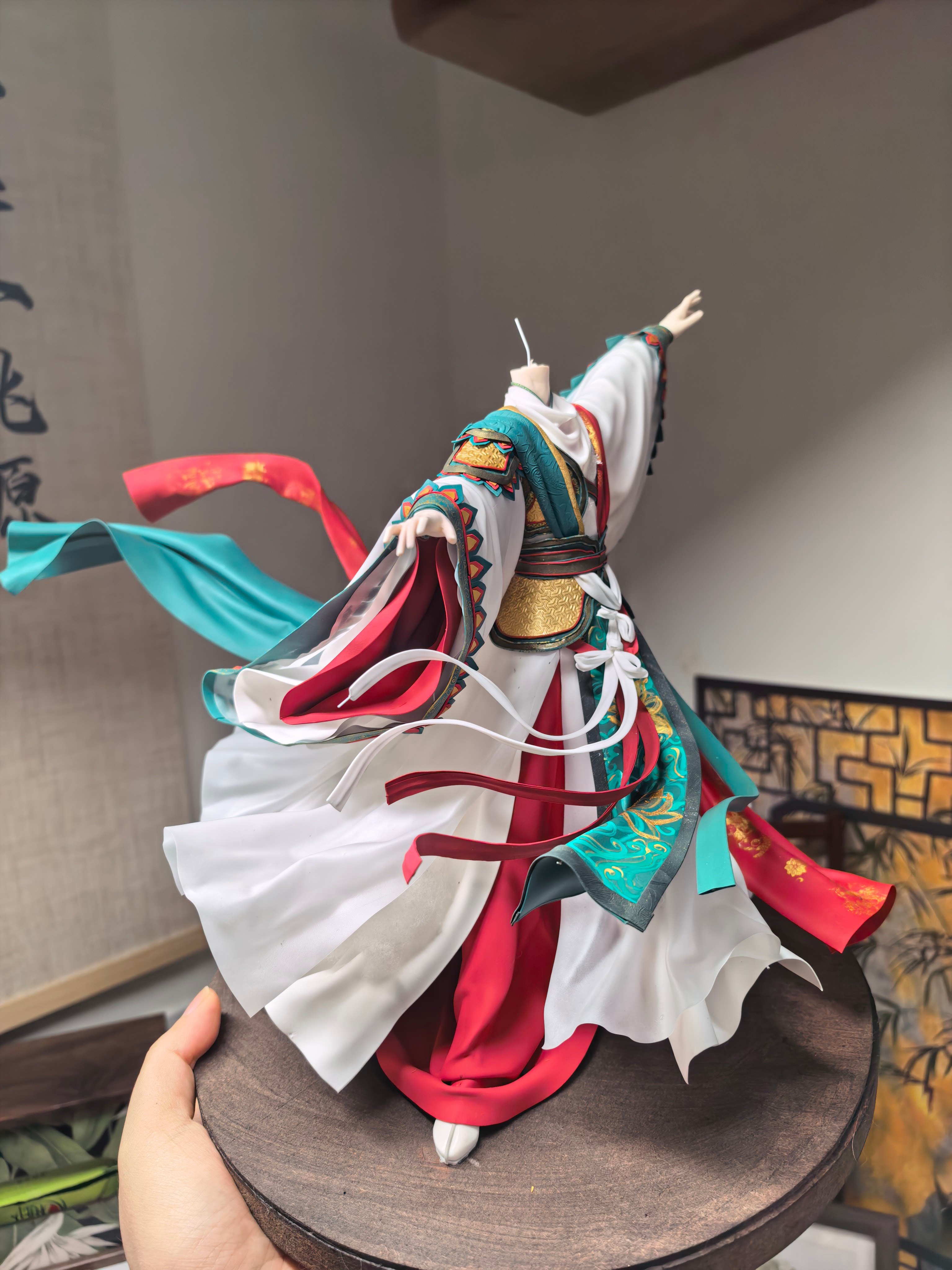 再來一些細節圖嘿嘿綠色披帛，口水巾，白色腰帶，都有各自的紋路