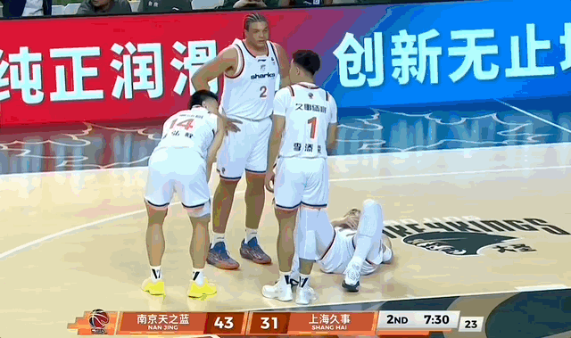 大王这下被所罗门击打到要害，看上去还是很疼，裁判回看后追加所罗门违体犯规。南京男