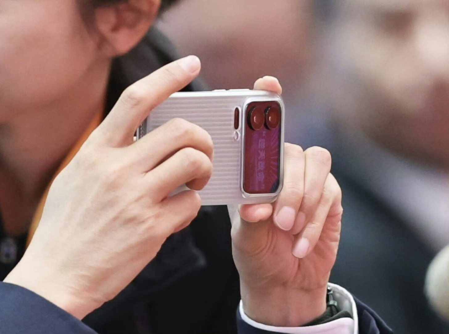 哪有天生的顺境？不过是咬着牙把不可能变成可能。成年人的底气，大抵都是这般死磕出来