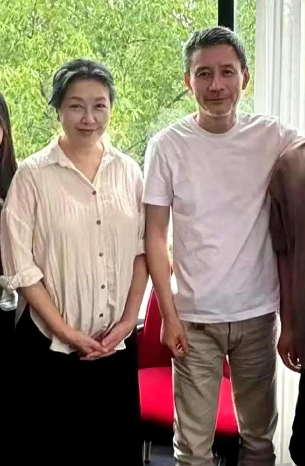 江珊田小洁一同现身公开活动 细节互动藏满中年爱情的温柔
这对低调了很久的夫妻，一