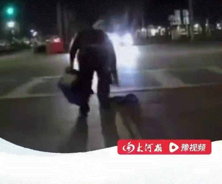 美国大选，选票箱神秘掉落街头，这是操作失误还是另有猫腻？男子一捡，网友炸锅，纷纷