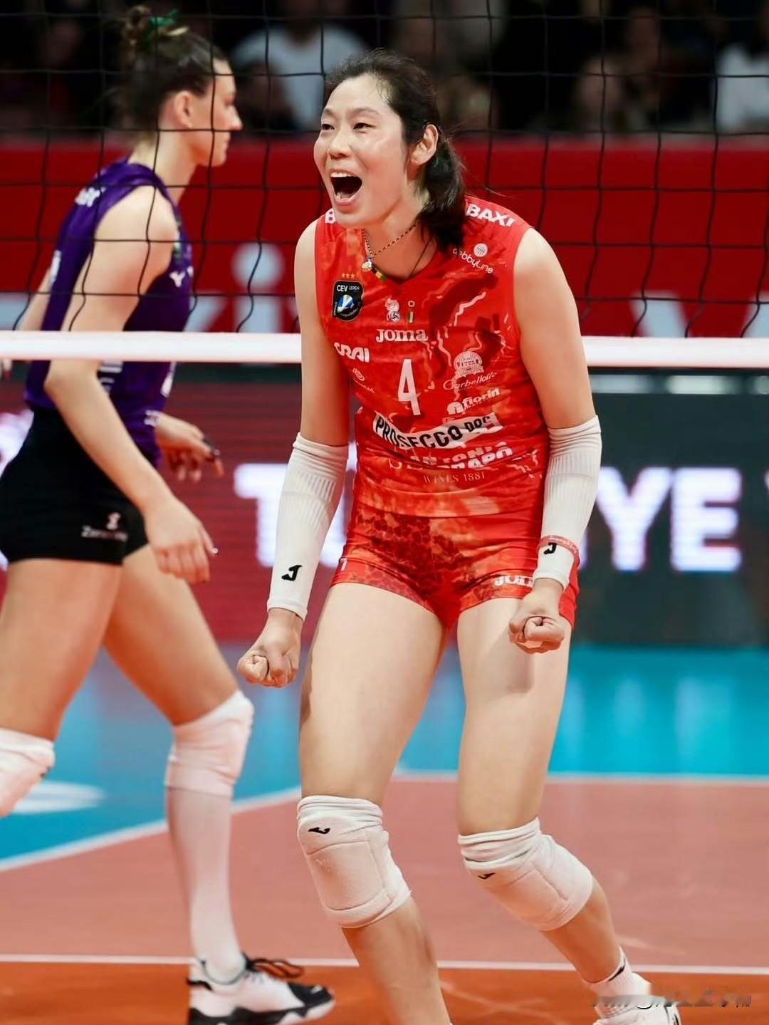 欧冠女排1/4决赛首回合，科内利亚诺客场3-0横扫土耳其泽仁体育，豪取欧冠29连