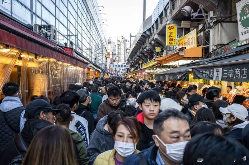 【在日中国男子涉当街猥亵女性 被警方逮捕】海外新鲜事日本 据日本媒体报道，一名3