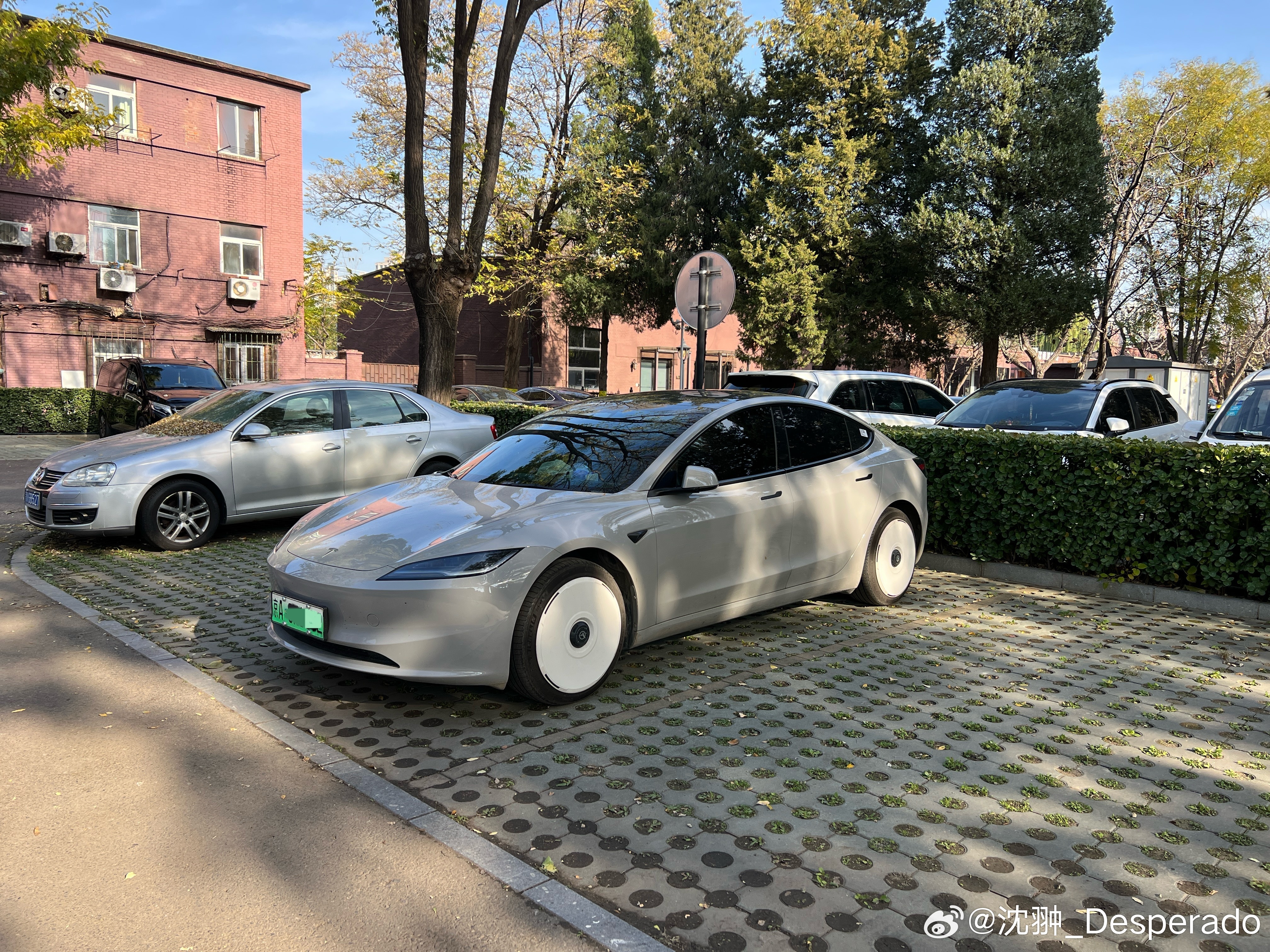 现在对于轮圈样式的审美变化真的好大。尤其是电动车，这种几乎全封闭的轮圈罩儿特别火