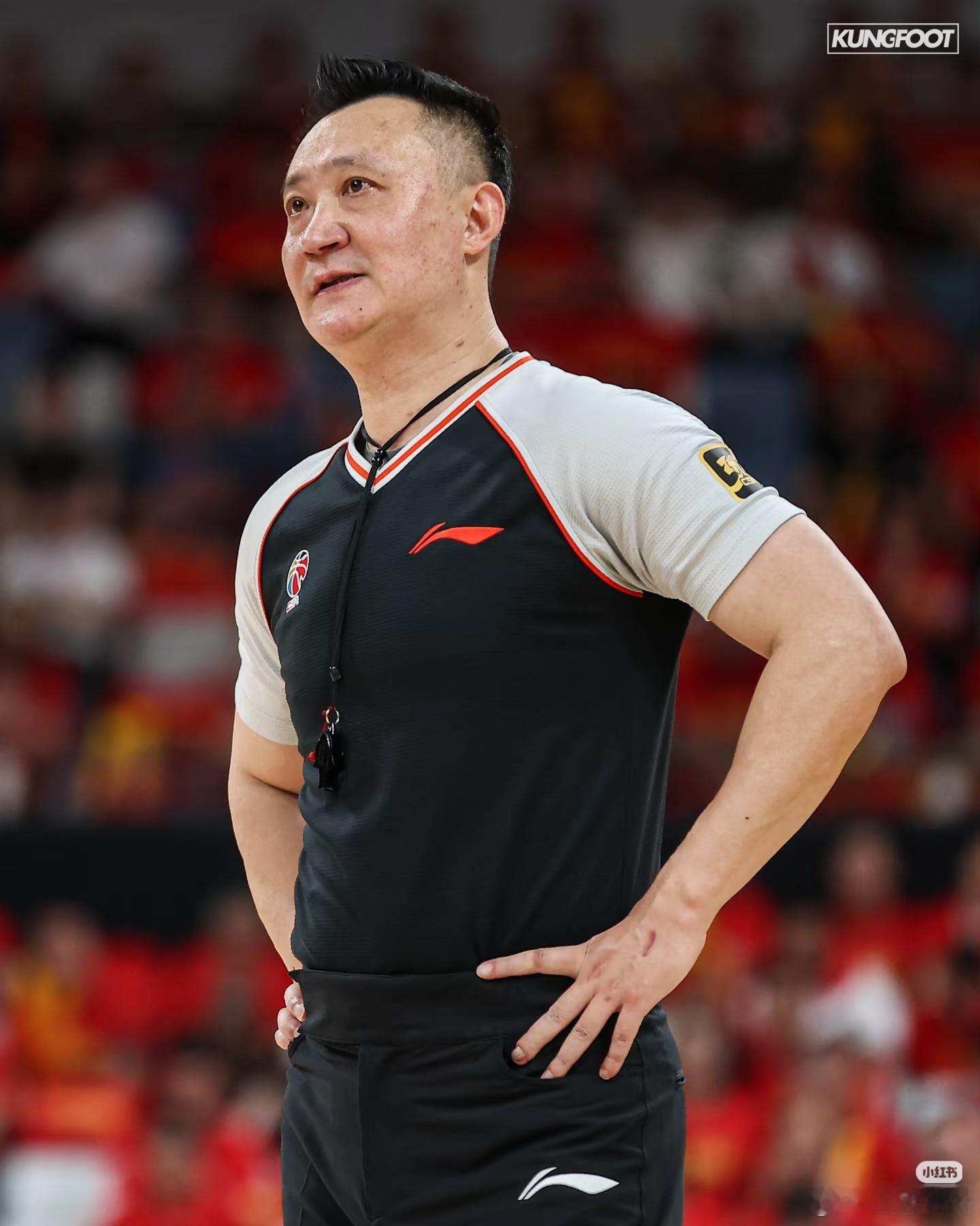 闫军老师今天真的辛苦了，能给一个根本没球迷的队吹那么多偏哨，您真的是够拼的。这应