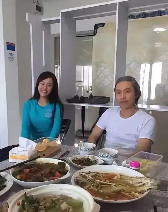 星爷旁边女士是谁？非常有气质