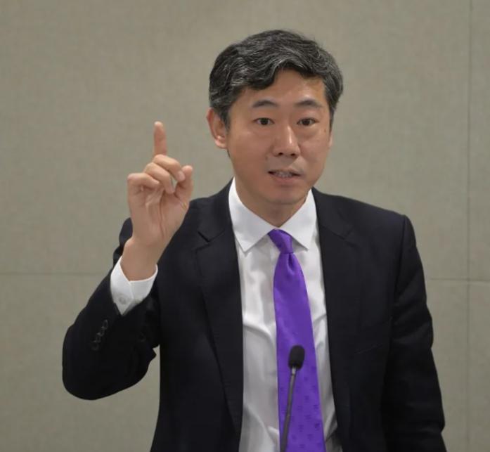 北京，清华教授李稻葵在公开论坛上拍桌子：坚决反对养老政策无限拖延。当年交公粮、修