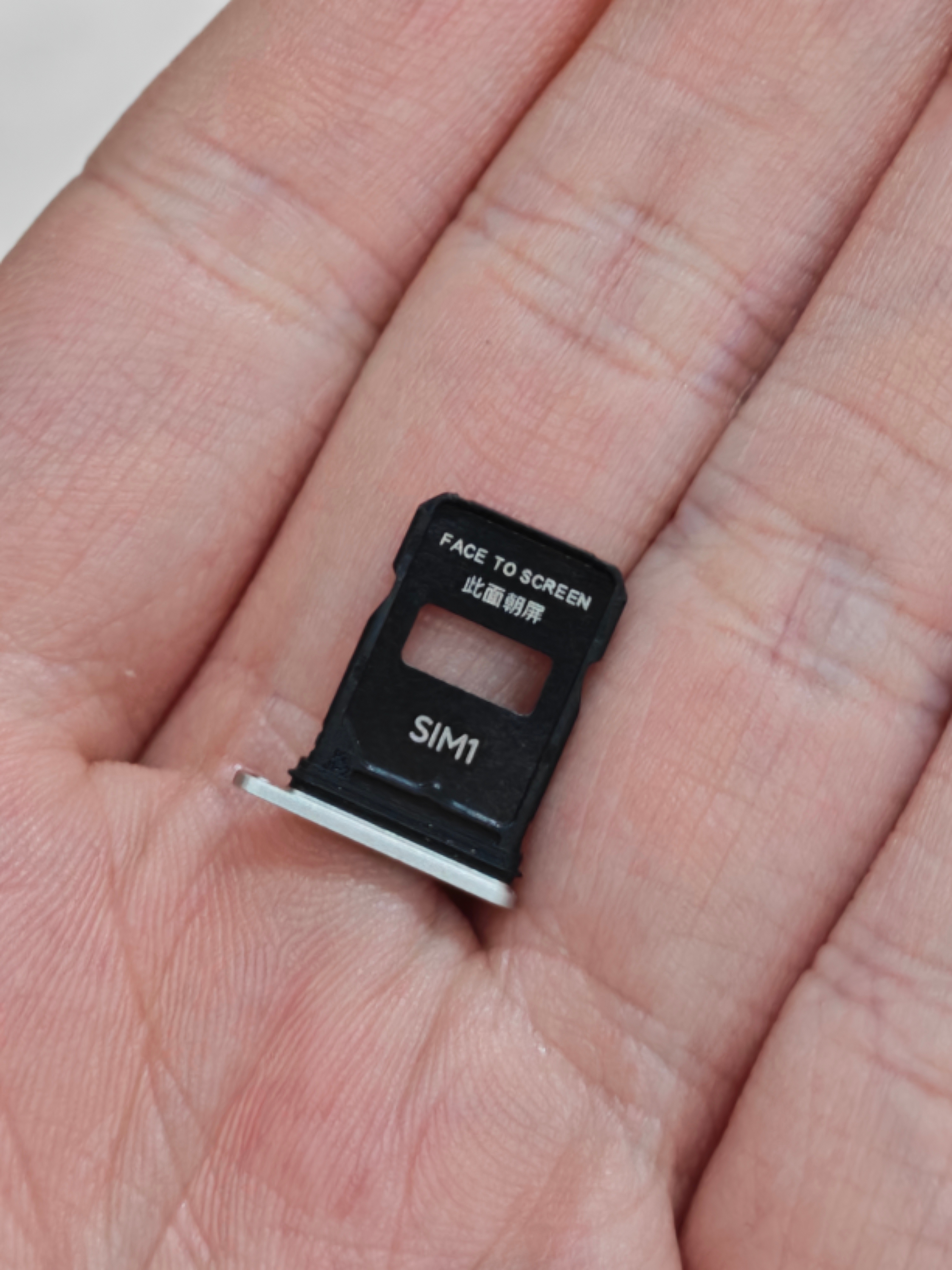 小米今年这个 sim 卡槽 做的真好 就上边的标识 字体 好看 经常换手机的 肯