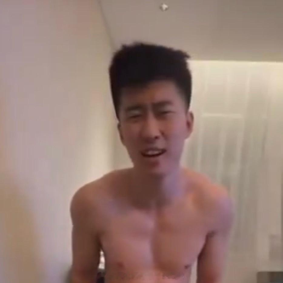 可爱男友就想要戴上家里大金毛的项链，你别说戴上该听话 