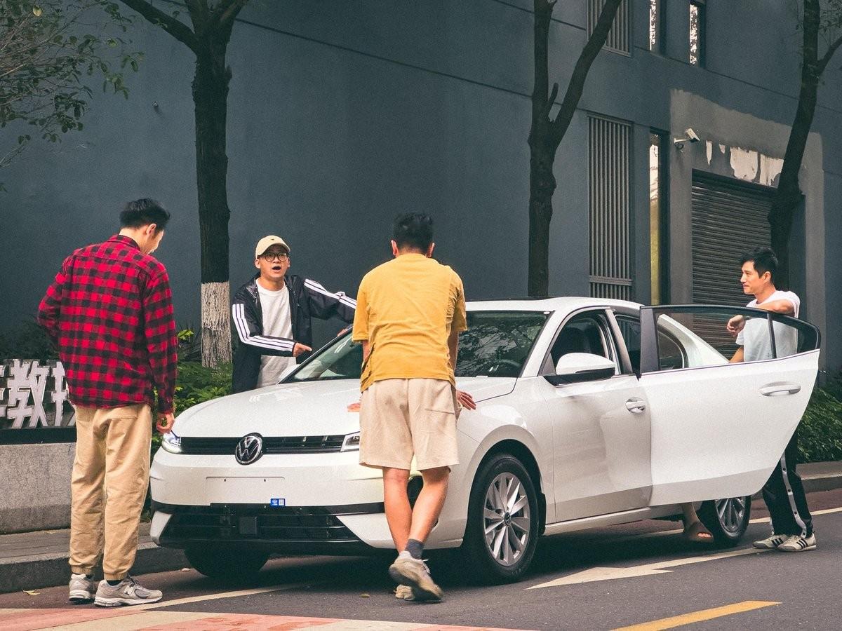 刚提新车去加油，就被陌生人拦下来问。
问的不是价格。
是这车到底怎么样。
车主选