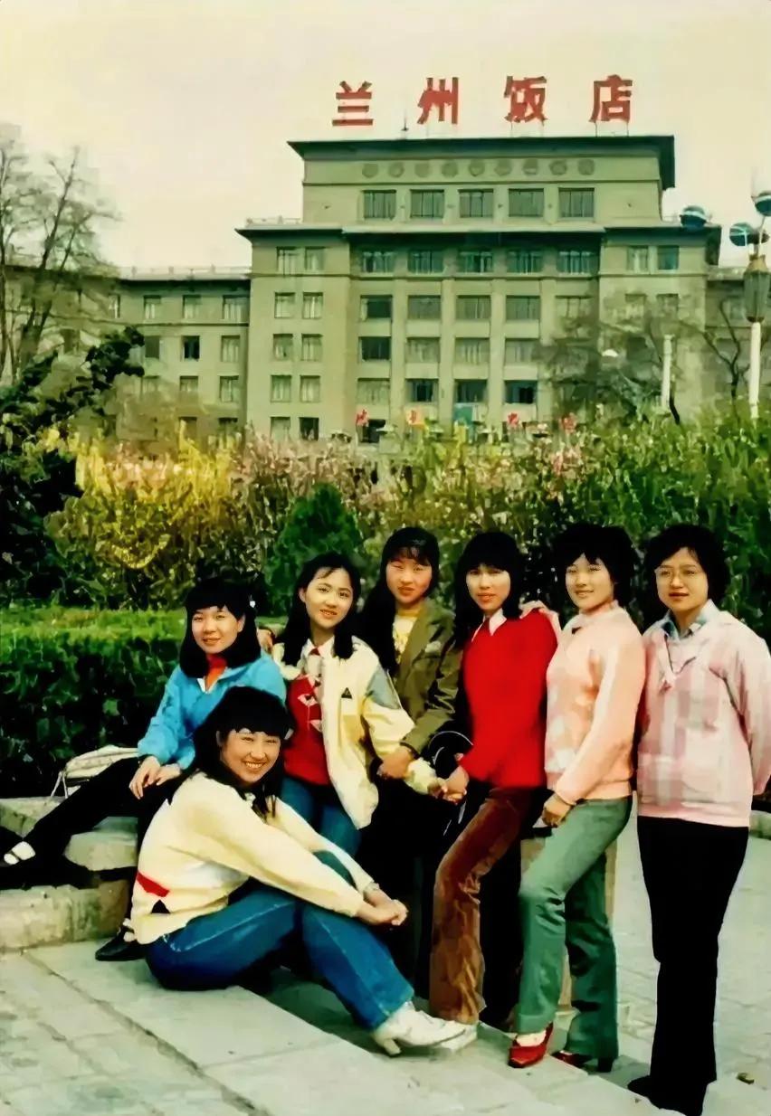 1988年，兰州大学，几名女生站在兰州饭店前，一张珍贵的合影，照片中的他们脸上洋