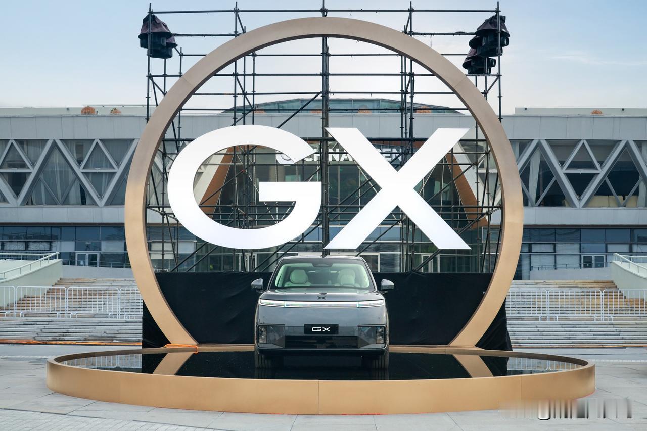 以前的大六座SUV，总得做选择。想空间大，就别谈操控；想续航长，就别谈性能；想智