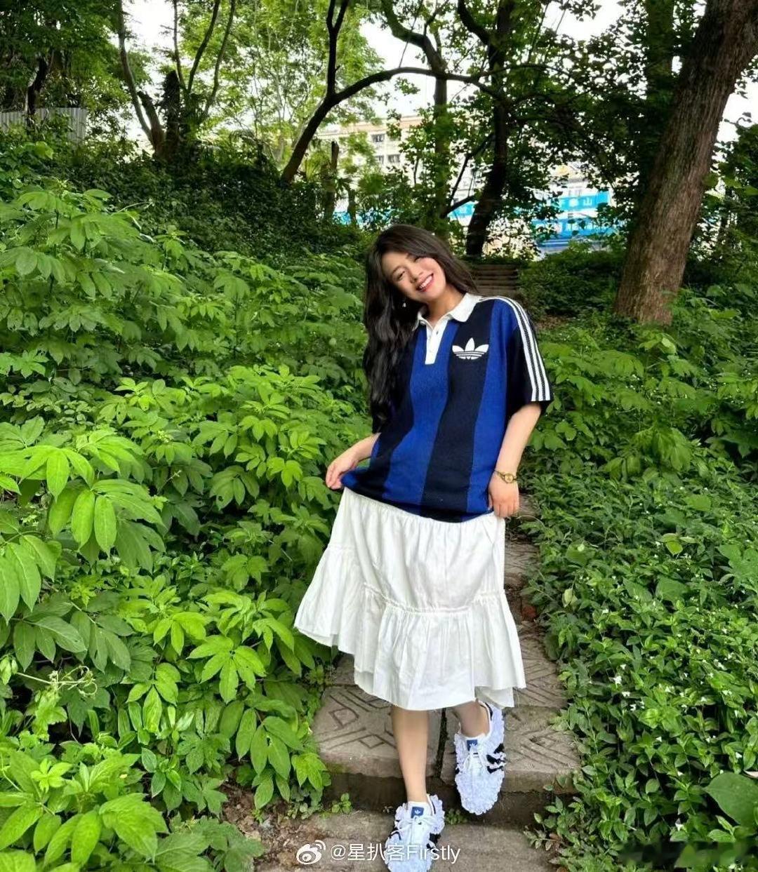 马思纯 球衣天才运动球衣在她身上完全不显单调，整个人舒展明媚，整个人状态好到发光